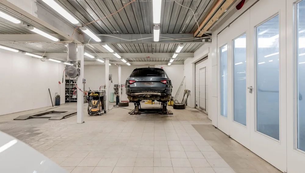garasi bengkel mobil dengan lift hidrolik untuk servis rutin