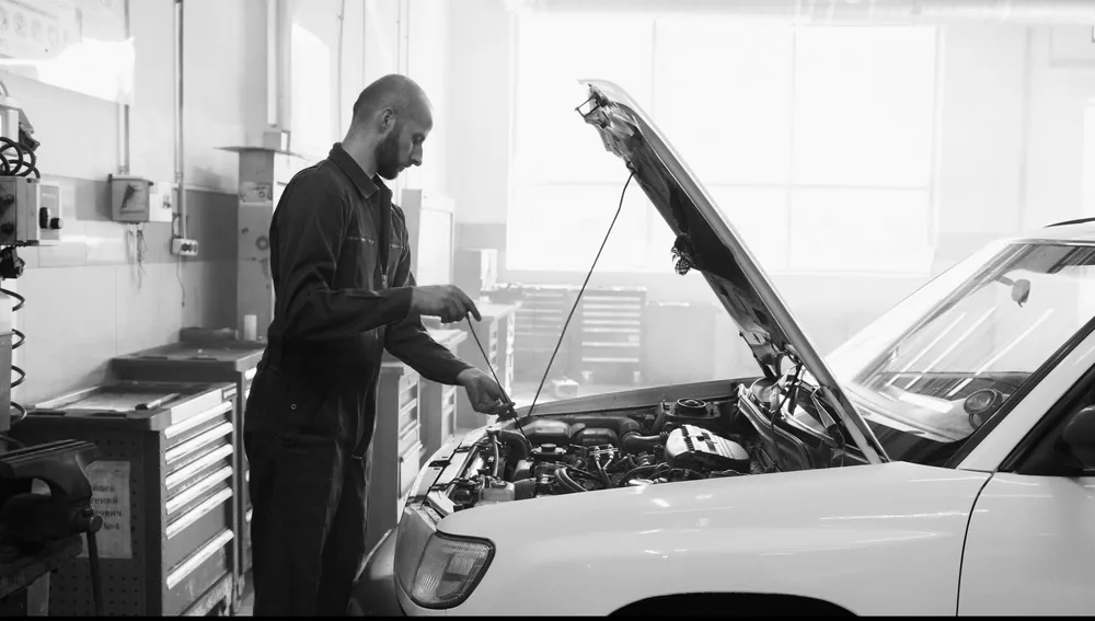 Teknisi memeriksa mobil dengan alat diagnostik di bengkel DAS Indonesia